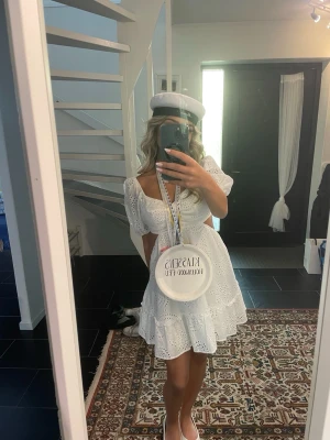 FINASTE studentklänningen  - En klänning som fått så så så många komplimanger!! Den här klänningen är en vacker och elegant design i en klassisk stil. Den har en figursydd silhuett som framhäver midjan. Klänningen är perfekt för tillfällen som Student dagen. Använd en gång, storlek S/36 men passar även XS/34 