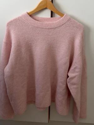 Rosa stickad tröja - säljer denna fina stickade då den inte kommer till användning!🩷