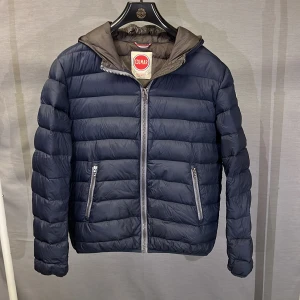 Colmar jacka navy 48 - Säljer den super snygga colmar jacka. Nypris 4000 kr skick 9/10. Modellen är 179. Storlek 48 Small.