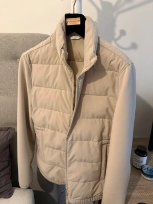 Zara Jacka - Säljer en beige jacka från Zara som är i jätte bra skick, enkel att matcha och väldigt unik. Priset kan diskuteras!