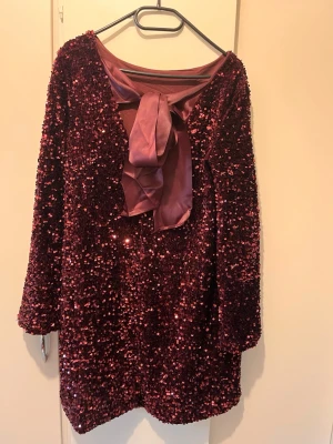 Klänning strl L - Glittrig klänning strl L från Vero Moda. Knytning baktill. Mycket fint skick, endast använd vid ett tillfälle. 
