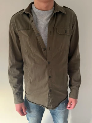 Grön overshirt - Stilren olivgrön overshirt som inte går att hitta någon annanstans! Modellen är 180cm, skriv vid minsta fundering!