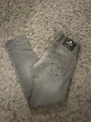 Gråa Replay jeans - Gråa Replay Anbass jeans i storlek 30/32 | Grymt skick!