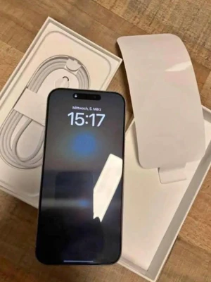 Silverfärgad iPhone 15 Pro 256GB  - Snygg och modern iPhone 15 Pro i silver med stilren design och platt form. Baksidan är tillverkad i glas och ramen i aluminium. Mobilen har tre kameror på baksidan och USB-C port. Perfekt för dig som vill ha senaste tekniken och en premiumkänsla.