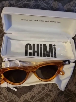 Chimi Cateye Peach  - Snygga cat eye solglasögon från Chimi i färgen peach. Ovanlig utgåva som ej går att köpa längre. Modell 006. Endast provade, med alla originaltillbehör.