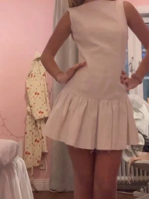 Vit miniklänning - Vit klänning, perfekt till ex studenten!! Aldrig använd och prislapp kvar 