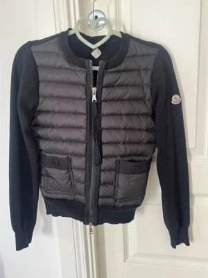 Moncler cardigan - Svart Moncler cardigan i storlek 34