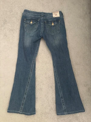 True Religion joey flares - Lågmidjade flared jeans i modell Joey från True religion, uppsydda en bit.