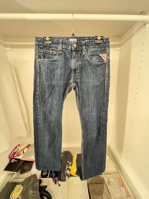 Blå jeans från Replay, slim fit  - Säljer ett par klassiska blå jeans från Replay med raka ben (slim fit) och snygga kontrastsömmar. Jeansen har fem fickor, dragkedja gylf och en liten Replay-logga på fickan fram. Perfekta för en avslappnad och trendig stil.        Pris kan diskuteras vid snabb affär.  