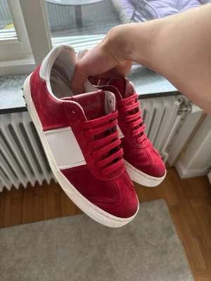 Valentino flycrews - As snygga flycrews i storlek 40 men sitter som 41/42 (jag har 42 och passar bra). Super eftertraktade och de ingår extra snören dustbag och äktahetskort. Endast 2 bitar borta så super skick!