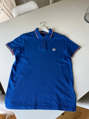 Moncler Piké  - Moncler piké i nyskick! Hör av dig om du har någon fråga! Självklart så är den äkta, går enkelt att kolla upp via QR samt koden, fås såklart bild på denna lapp privat vid intresse. 