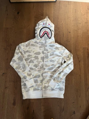 Bape hoodie - 🏷️ Brand: ABathingApe 📐 Size: XL in korean or Chinese size so the real size is L 🎨 Color: White 🧵 Material: 100% Cotton 👕 Fit: Regular 📏 Length: Regular ⭐ Condition: Like new ⚠️ Defects: None