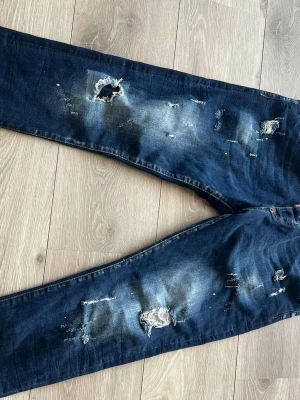 Dsq2 byxor  - Äkta Dsq2 byxor slm jag säljer pga av att dom är försmå för mig 