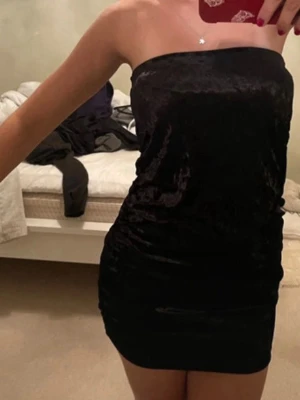 Satin miniklänning - Svart miniklänning i satin, med resår upptill samt en scrunch på sidan 🩷