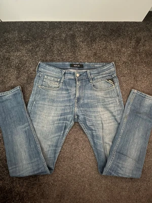Replay Anbass - Snygga Replay Anbass jeans i storlek 30/32. Skicket är som ny, inga tecken på defekter. Mitt pris endast 395. Kom privat för fler frågor 