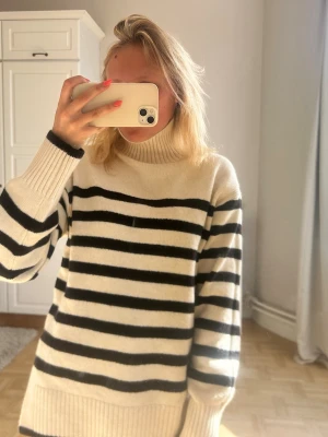 Beige och svart randig stickad tröja💖💖 - Stickad tröja i beige med svarta horisontella ränder. Tröjan har rund halsringning, långa ärmar och breda ribbade muddar vid ärmslut och nederkant. Oversized passform och mjukt material som ger en avslappnad look.