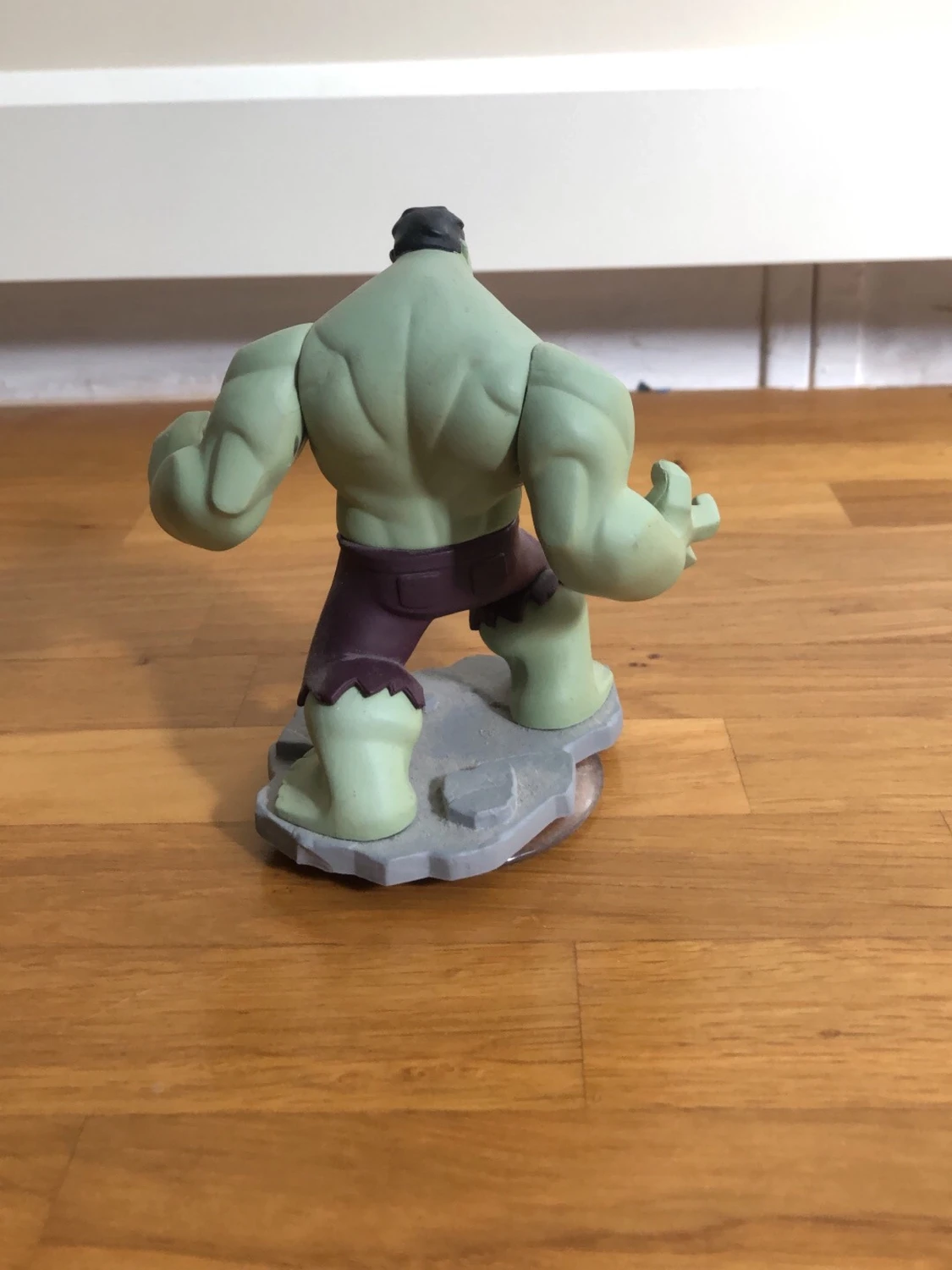 Intressekoll! Hulk figur på grå bas - 1