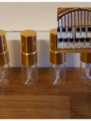 Essnce splitpaket  - 4 stycken 2 ml glasdekanter med spray ✨️Välj bland dofterna som finns på listor bland bilderna 