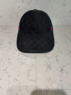 Svart GG keps  - Säljer min svarta GG keps då den inte är min stil längre men i gott skick!                           Pris kan diskuteras vid snabb affär