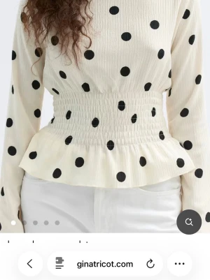 Prickig blus - Söt topp med prickar på🤍