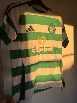 Celtic  - Helt oanvänd celtic tröja i storlek s/m för endast 400kr. Skriv för frågor.