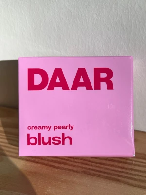 DAAR Cosmetics - creamy pearl blush pink sorbet - Blush från DAAR i färgen pink sorbet. Nypris 259🩷