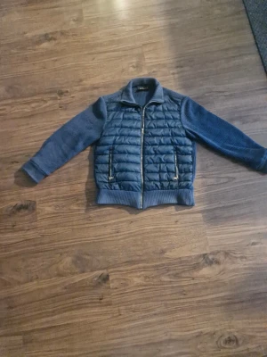 blå Cardigan jacka  - En snygg cardigan jacka från Vonroe i blått. Puffig i mitten och stickade ärmar samt rygg. Storlek S. 