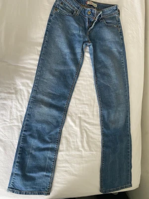 LOW RISE BOOTCUT - Säljer dessa vintage jeans som är min mammas gamla från Levi’s.