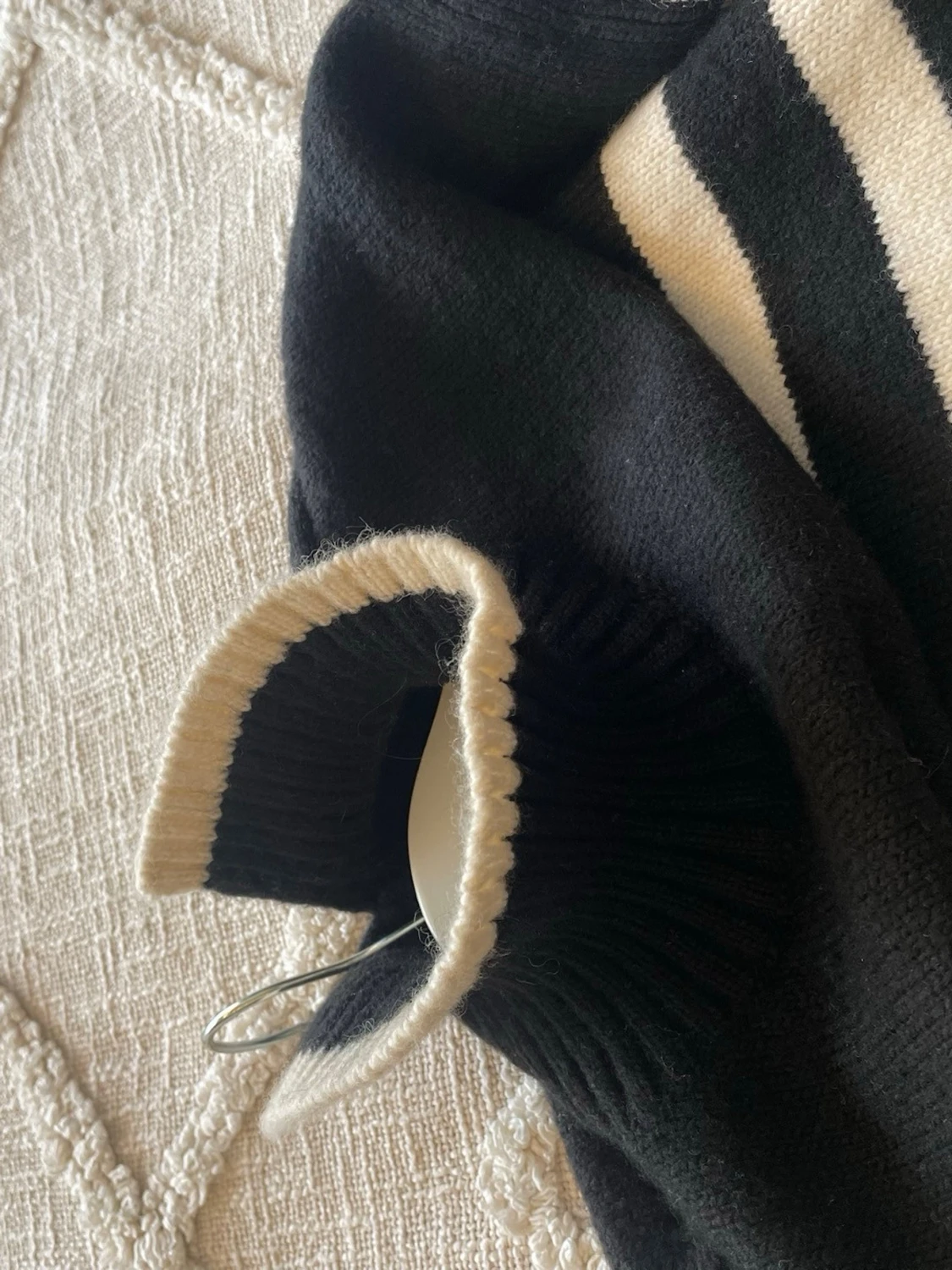 Svart och beige randig stickad tröja - 2