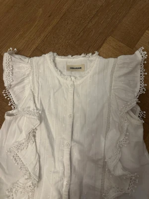 Vit volangblus från Zadig&Voltaire - Söt vit blus från Zadig&Voltaire med volangdetaljer och knappar. Blusen är i jättefint skick och passar bra till allt!💛