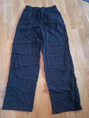 Svarta mjukisbyxor från Vero Moda XS - Svarta mjukisbyxor från Vero Moda i storlek XS. Byxorna har resår i midjan med dragsko och raka ben. Perfekta för en avslappnad stil och sköna att ha på sig hemma eller när du chillar med vänner.