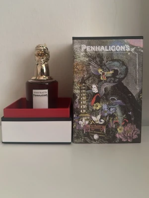 Penhaligon's Portraits parfym - Unik parfym från Penhaligon's Portraits-serie. Flaskan är mörkröd med en elegant guldfärgad lejonhuvud-kork och kommer i en lyxig ask med konstnärligt motiv. Doften är exklusiv och flaskan har en riktigt cool design som sticker ut i parfymhyllan.