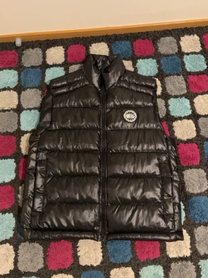 Canada goose väst XL - Canada goose väst XL säljs för att den inte passar helt ny pris går att diskutera 