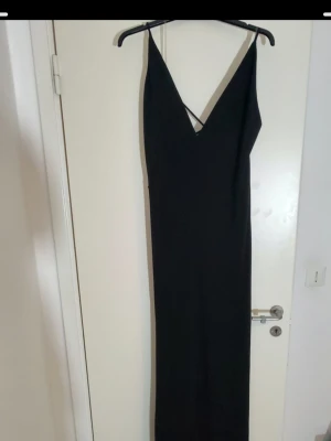 Figursydd festklänning i Nyskick - Oanvänd svart klänning i Nyskick, från BikBok i strlk L, med prislapp kvar.
