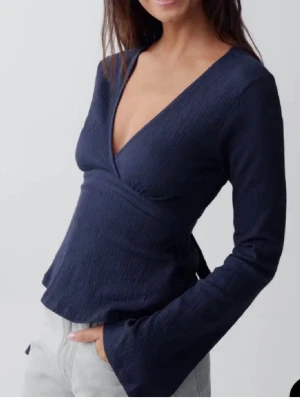 Mörkblå omlottopp med knytband - Inte använd så många gånger. Inga fläckar eller hål