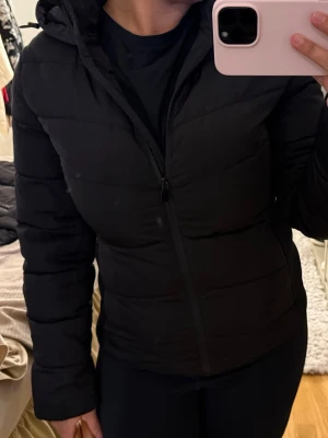 Svart pufferjacka med huva - Säljer min super snygga figursydda jacka från Zara, jackan är i god skick och pris kan diskuteras💕☺️