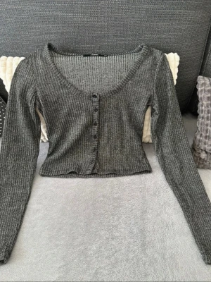 Långärmad tröja. - Storlek : XS. Man kan ha den som en kofta också. 🌸 Tyg : 95% POLYESTER & 5% ELASTAN. Köpt på bikbok, har aldrig använts. 🌺