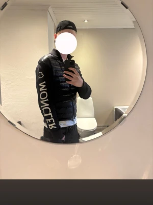 Moncler cardigan  - Säljer en fet Moncler cardigan då den är för liten! Såklart är den (äkta). skriv vid frågor!