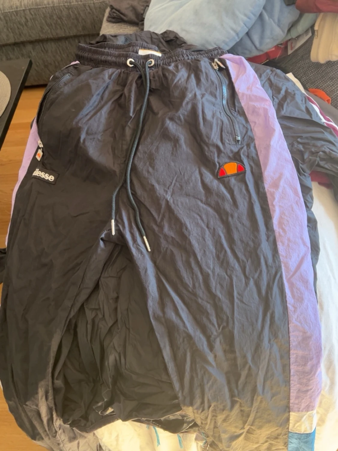 Ellesse svarta tränings byxor  med lila detaljer - 1