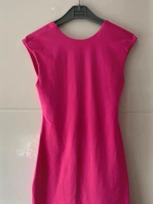 Klänning med öppen rygg - Tjockare material, går advända utan behå. 