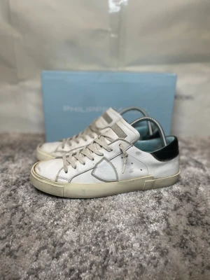 Philippe model skor - Säljer dessa fina Philippe model sneakers i bra skick! Storlek 41! Perfekta nu inför sommaren!Hör av er ifall ni har några frågor! ⭐️