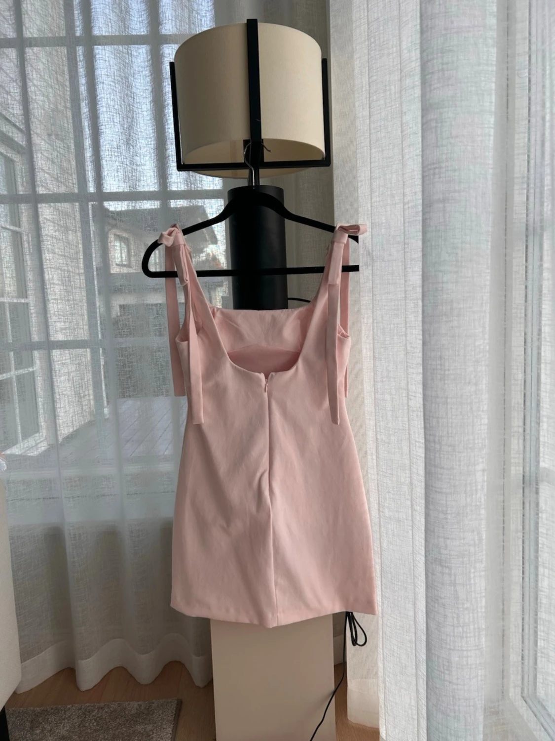 Ljusrosa kort klänning med knytband - 5