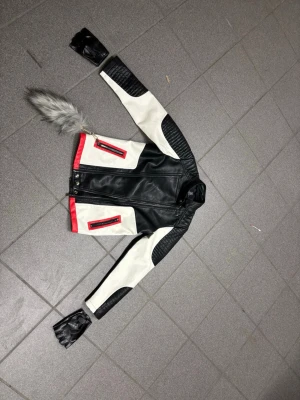 Descendants jacka & handskar - I ny skick, endast använda en gång men har inga tecken alls på användning. Köpt för 600kr och säljer för 230kr! Perfekt för Carlos i Descendants utklädning ❣️