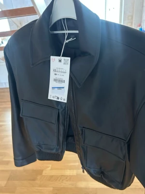 Svart skinnjacka med fickor ZARA - Skinnjacka från ZARA, ej använd, ny pris 560kr, pris går att diskutera