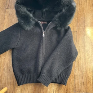 Black fur jacket  - Black fur jacket från Alessa med dragkedja. Tröjan har ribbade muddar vid ärmarna och nederkanten.  Pälsen är avtagbar.