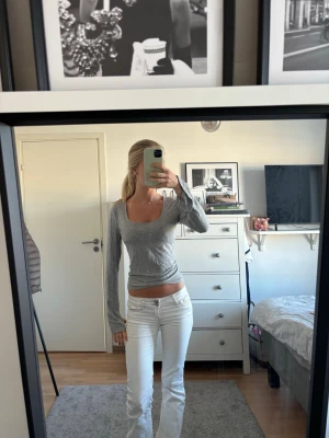 grå långärmad topp - grå långärmad topp från gina, går att ha bakofram också