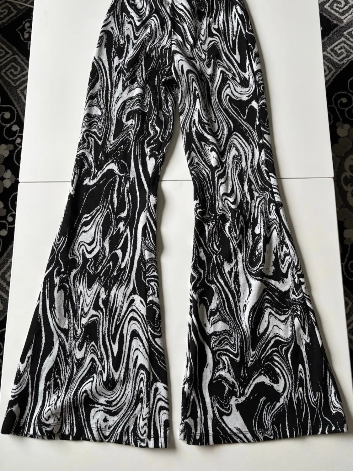 Svartvitt mönstrat set med knyt - 2