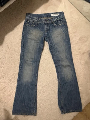 Vintage Replay Marcello Jeans - Säljer dessa Vintage Replay Marcello Jeans i storlek  mycket bra skick, dock har ett av belt loops gått av (syns på bilderna). Används ett par gånger men passar ej längre.  Alltid öppen för prisdiskussion!