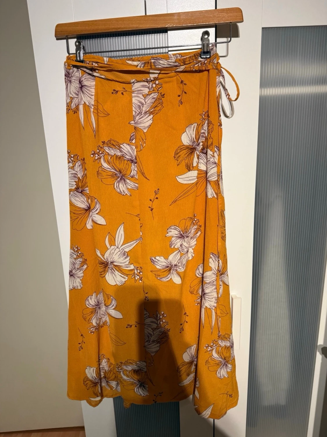 Blommig omlottkjol i orange - 3