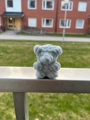 Virkad nyckelring gummibjörn - Virkad nyckelring gummibjörn, cirka 6cm hög☺️ Säljer även i fler färger💗
